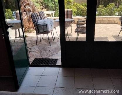 Appartamenti Katic, Appartamento con 5 letti, alloggi privati a Petrovac, Montenegro - 3_5 Apartman